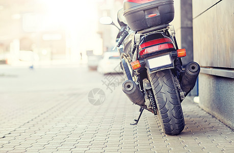 运输,车辆旅行摩托车自行车停放城市街道路停城市街道上的摩托车图片