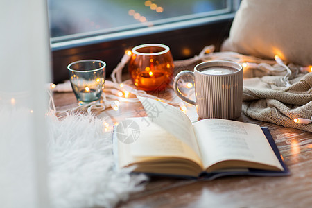 窗台上的书咖啡热巧克力图片