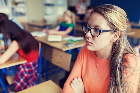 女孩戴眼镜学校上课图片