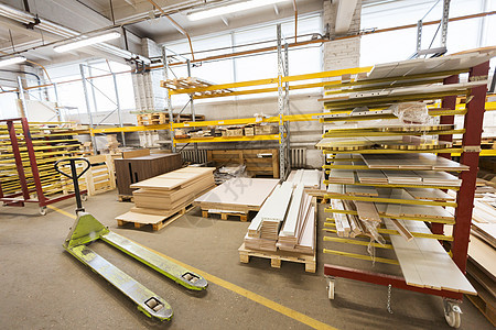 生产制造木工行业存放工厂仓库的木板存放木工工厂仓库的木板图片