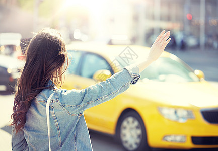 手势,交通,旅游,旅游人的轻的妇女十几岁的女孩城市街道上乘出租车搭便车轻的女人女孩城市街道上乘出租车图片