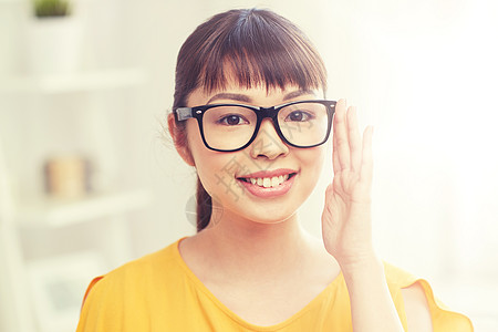 人,教育,视觉肖像快乐的亚洲轻妇女十几岁的学生女孩家里戴眼镜快乐的亚洲轻女子戴着眼镜家快乐的亚洲轻女图片