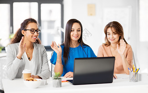 商业,技术人的快乐的微笑女商人办公室用笔记本电脑进行视频聊天女商人办公室视频聊天女商人办公室视频聊天图片