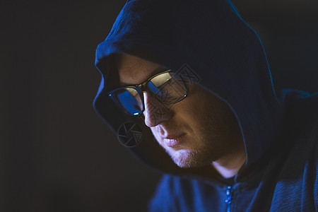 网络犯罪穿着蓝色卫衣的黑客图片