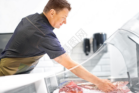 食品销售,小企业人的男卖家与海鲜鱼店冰箱卖海鲜的男鱼店冰箱卖海鲜的男鱼店冰箱图片