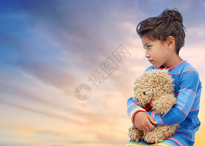 童,悲伤,孤独人的悲伤的小女孩与泰迪熊玩具夜空背景悲伤的小女孩带着泰迪熊夜空中悲伤的小女孩带着泰迪熊夜空图片