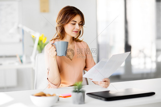 商业人的工作办公室文件喝咖啡的女商人办公室着报纸办公室喝咖啡办公室着报纸办公室喝咖啡图片