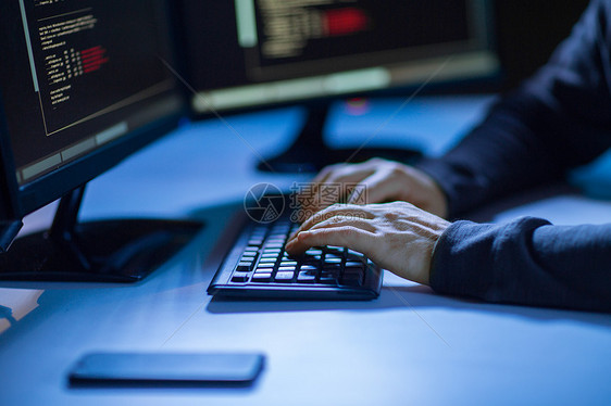 在计算机电脑上工作的男人在键盘上打字图片