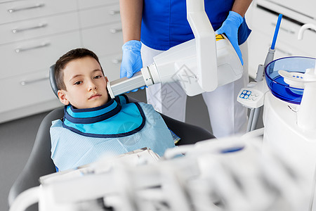 医学,牙科医疗女牙医与X光机扫描儿童病人牙齿牙科诊所牙医牙科诊所儿童牙齿的X光牙医牙科诊所儿童牙齿的图片