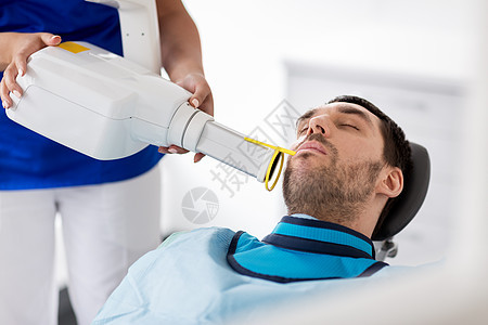 医学,牙科保健女牙医用X光机扫描男病人牙齿牙科诊所牙科诊所X光牙齿的病人牙科诊所X光牙齿的病人图片