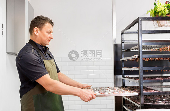 食品销售,小企业人的男人吸烟托盘鱼店吸烟室鱼店烟屋吸烟托盘的男人鱼店烟屋吸烟托盘的男人图片