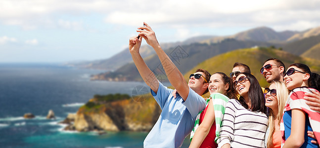 旅行旅游群快乐的朋友加州大海岸手机自拍群快乐的朋友用手机自拍群快乐的朋友用手机自拍图片
