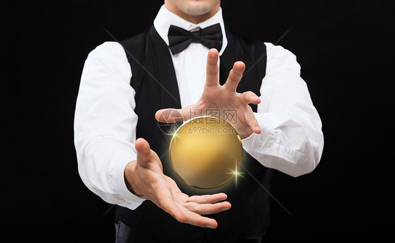 货币,财务商业魔术师与空白金币制作技巧黑色背景用金币遮住黑色的魔术师用金币遮住黑色的魔术师图片