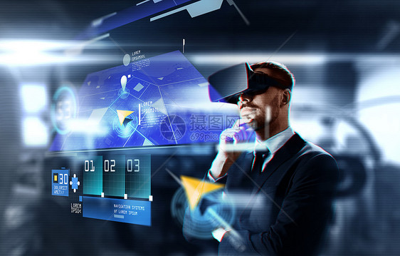 商业,增强现实未来的技术商人虚拟耳机与GPS导航屏幕上的抽象背景商人虚拟现实耳机与GPS商人虚拟现实图片