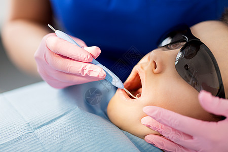 医学,牙科保健女牙医与口腔镜检查儿童患者牙齿牙科诊所牙科诊所检查儿童牙齿牙科诊所检查儿童牙齿图片