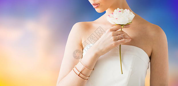 美丽,珠宝奢侈的美丽的女人与金戒指手镯持花粘贴背景用戒指手镯特写美女用戒指手镯特写美女图片