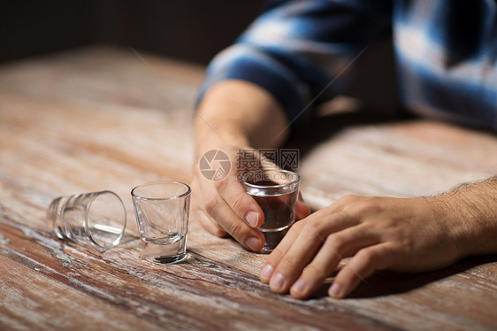 酒精成瘾人们的男晚上喝伏特加的手晚上喝伏特加的手晚上喝伏特加的手图片