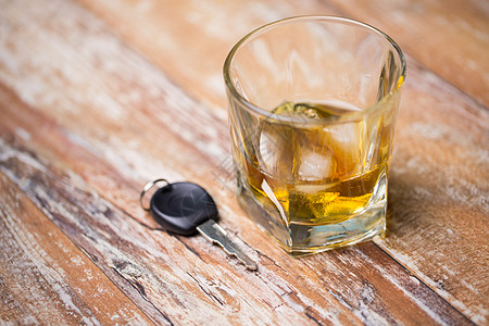 酗酒,醉酒驾驶人们的威士忌璃汽车钥匙桌子上把酒精车钥匙放桌子上把酒精车钥匙放桌子上图片
