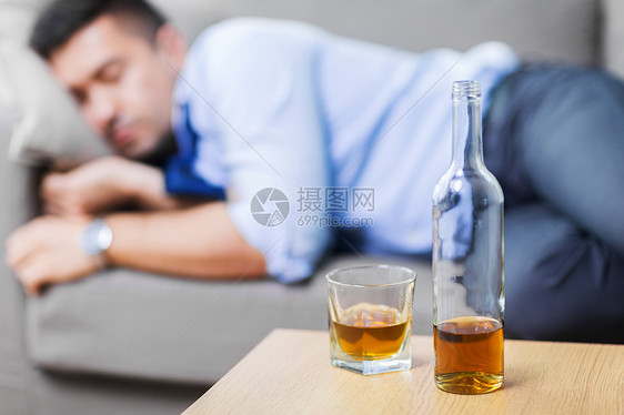 酒精威士忌桌子上熟睡的醉汉瓶酒桌子上熟睡的醉汉瓶酒桌子上熟睡的醉汉图片