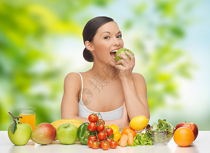 饮食,健康食品人们的女人吃绿色苹果与蔬菜水果绿色的自然背景下吃绿苹果的女人吃绿苹果的女人图片