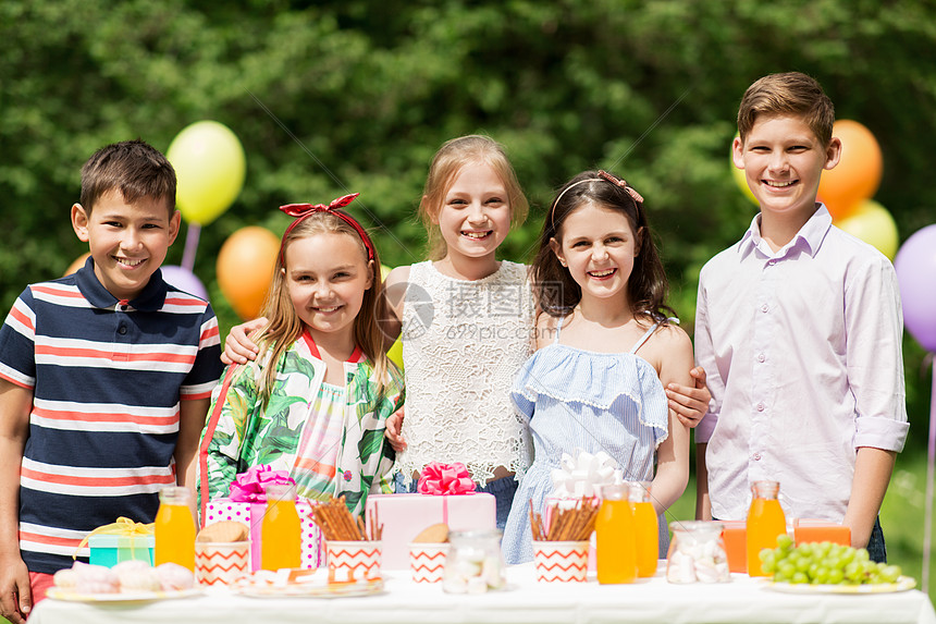 假期,童庆祝快乐的孩子拥抱生日聚会夏季花园快乐的孩子夏季花园的生日聚会上快乐的孩子夏季花园的生日聚会上图片