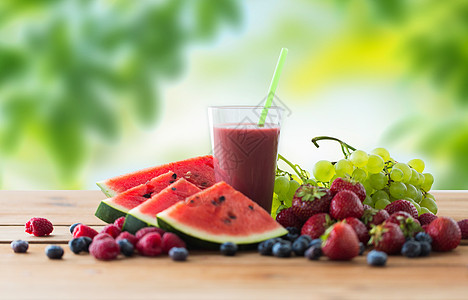 健康的饮食,食物,节食素食的璃与水果浆果汁冰沙木制桌子上绿色的自然背景木制桌子上的水果浆果汁冰沙木制背景图片