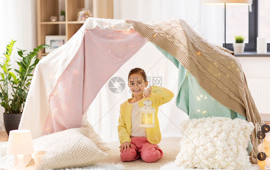 童潮湿的快乐的小女孩带着诞灯笼孩子们的帐篷里家孩子们家里的帐篷里灯笼的小女孩孩子们家里的帐篷里灯图片