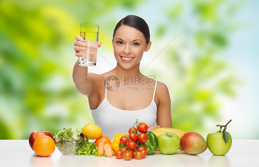 健康的女人吃水果图片