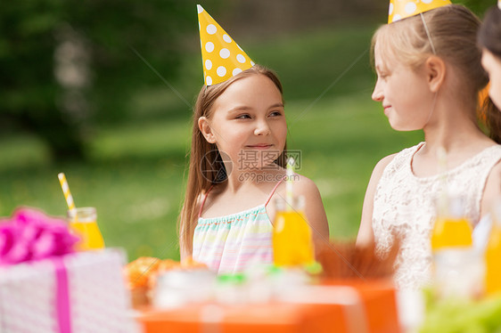 假期,童庆祝快乐的女孩夏季花园的生日聚会上交谈夏天花园的生日派上快乐的女孩夏天花园的生日派上快乐的女孩图片