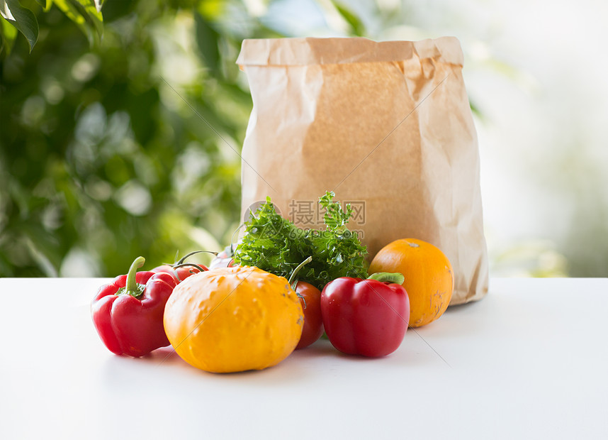 食物,饮食健康饮食纸袋与新鲜蔬菜桌子上绿色自然背景桌上蔬菜食品的纸袋桌上蔬菜食品的纸袋图片
