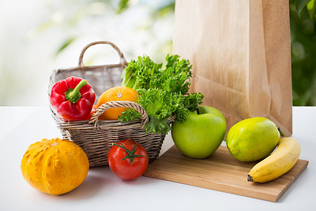 饮食,素食健康的饮食篮子与新鲜成熟多汁的蔬菜,绿色水果绿色的自然背景上桌子上篮子新鲜蔬菜水果桌子上篮子背景图片