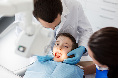 外国医生牙科诊所检查儿童牙齿背景