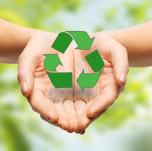人生态环境保护理念自然背景下举绿色回收标志双手紧握绿色回收标志双手紧握绿色回收标志图片