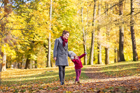 家庭季节人的快乐的母亲小女儿沿着秋天的公园散步秋天公园快乐的母亲小女儿秋天公园快乐的母亲小女儿图片