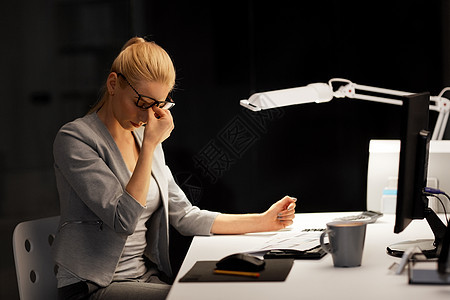 商业,截止日期压力疲惫的女商人,电脑夜间办公室工作疲惫的女商人夜间办公室工作疲惫的女商人夜间办公室工作图片
