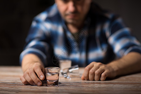 酗酒,酗酒人的男酗酒晚上男人晚上喝酒男人晚上喝酒图片