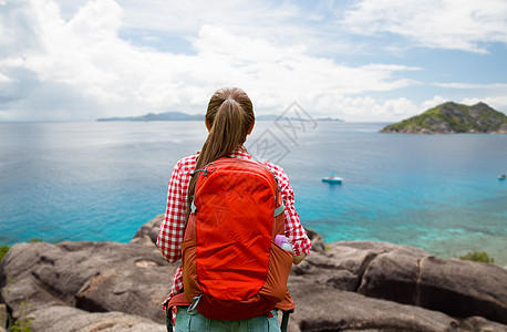 冒险,旅行,旅游,徒步旅行人的轻的女人带着背包背景的塞舌尔群岛印度洋塞舌尔岛上带背包的女人图片