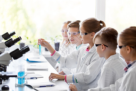 学校实验室学化学的孩子高清图片