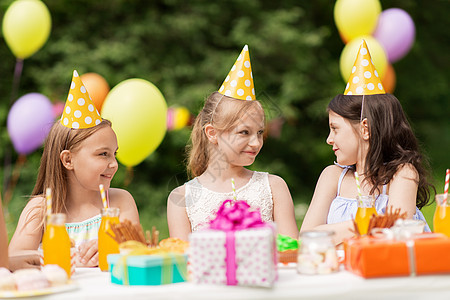 假期,童庆祝快乐的女孩夏季花园的生日聚会上交谈夏天花园的生日派上快乐的女孩图片