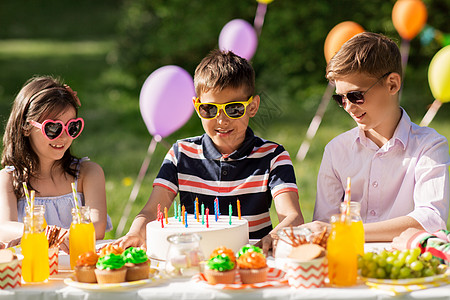 气球女孩假期,童庆祝快乐的孩子与蜡烛生日蛋糕上坐桌子上的夏季花园聚会快乐的孩子夏天的生日聚会上吃蛋糕背景