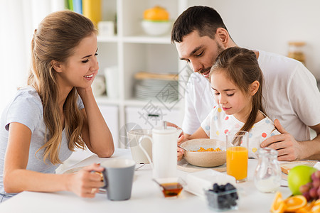 父亲送女儿出嫁快乐的父母与女儿在家里幸福的吃早餐背景