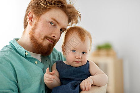 家庭,父亲人的红头发的父亲小女儿家里的肖像父亲小女儿的肖像图片