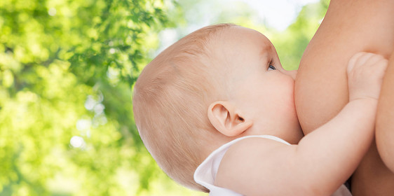 母乳喂养,母婴儿绿色自然背景下密切吸吮婴儿母亲乳房婴儿吮吸母亲的乳房图片