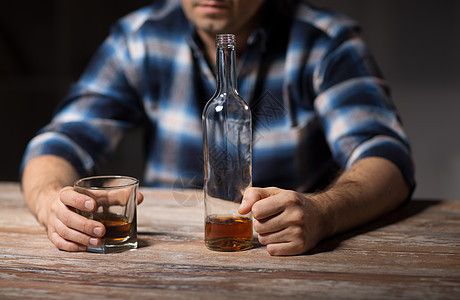 男酒精与瓶子璃饮用威士忌晚上晚上喝威士忌的酒鬼图片