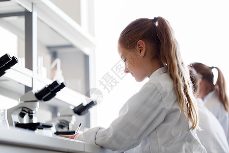 教育科学儿童女孩学校实验室写作学化学学校实验室学化学的女孩图片