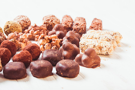 比利时巧克力白色桌子上的各种巧克力糖果豪华手工糖果巧克力糖果背景