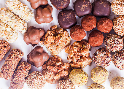 白色桌子上的各种巧克力糖果豪华手工糖果巧克力糖果图片