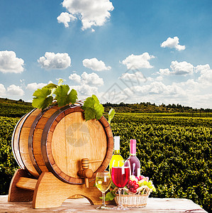 葡萄装瓶的葡萄酒靠近木桶桌上的杯酒,酒厂的红色白色酒庄的背景图片