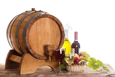 葡萄装瓶的葡萄酒靠近木桶桌上的杯酒,酒厂的红色白色酒庄的背景图片