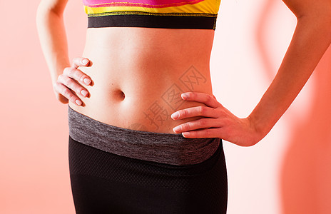 运动女孩正展示强大的压力胃运动身材的女孩图片